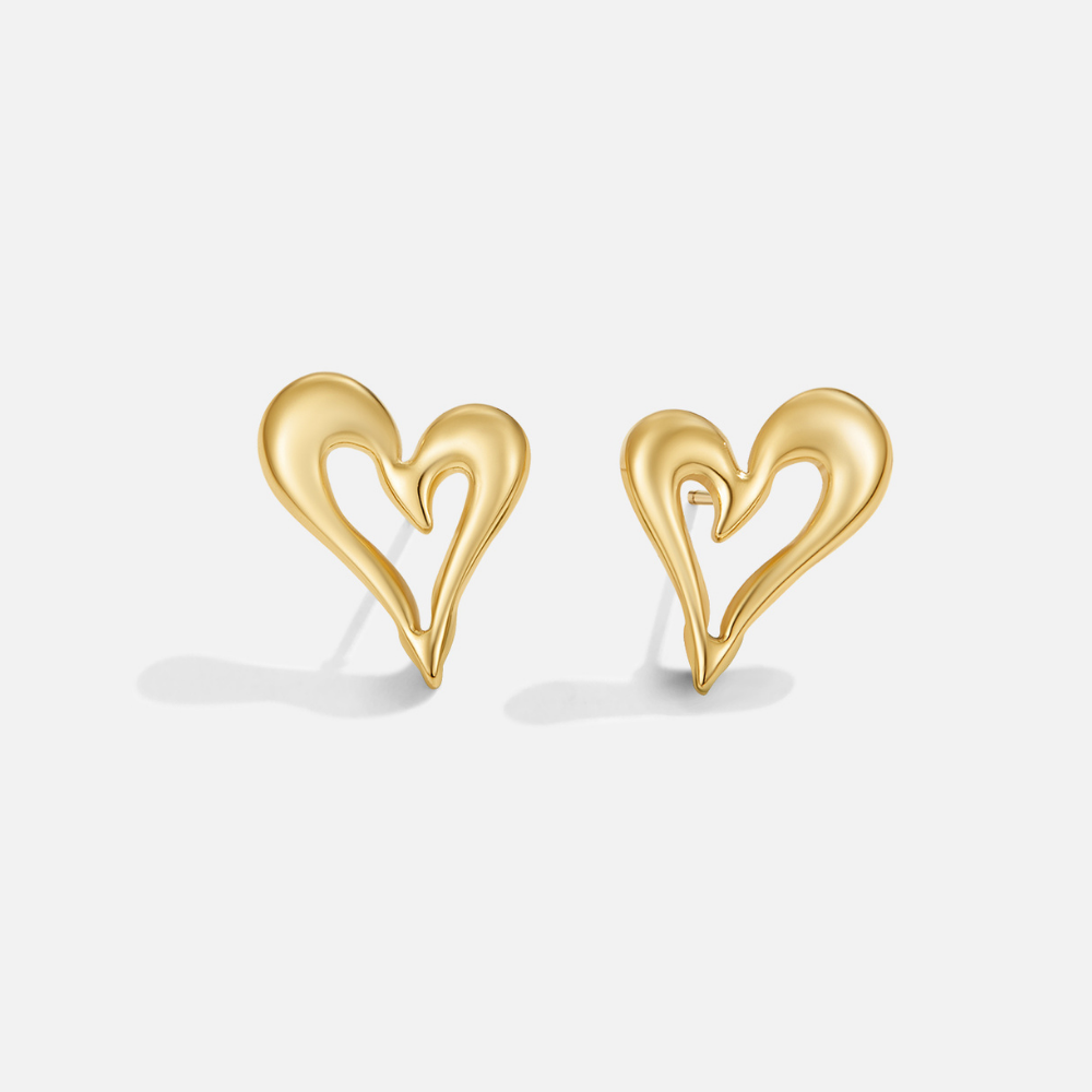 Manon – Boucles d’oreilles a forme de cœur doré.