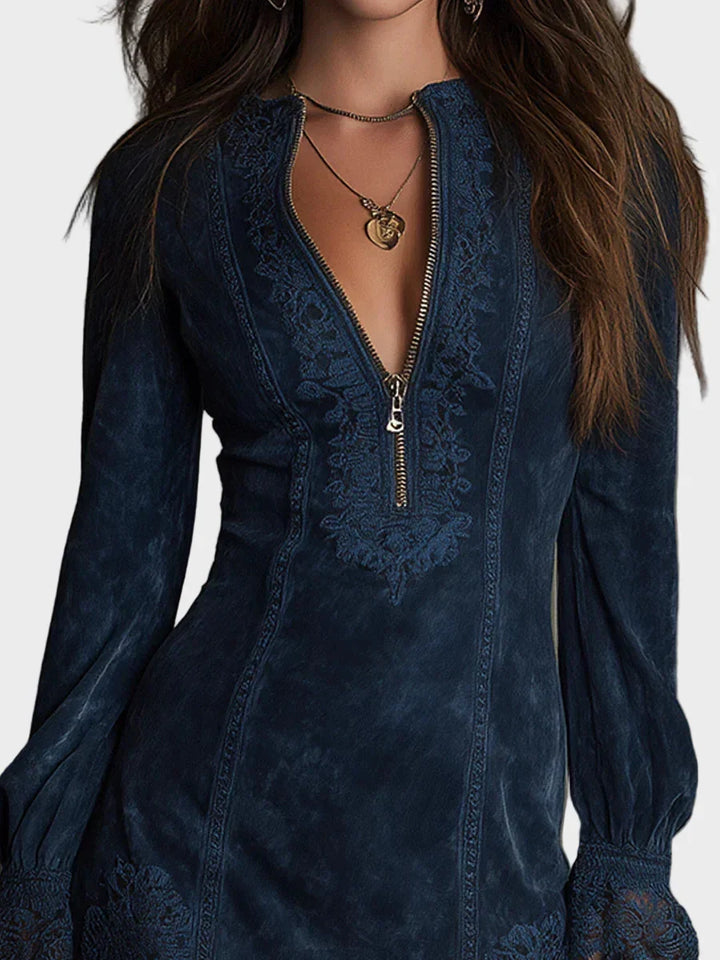 Jasmin – Robe mini en daim bleu avec dentelle