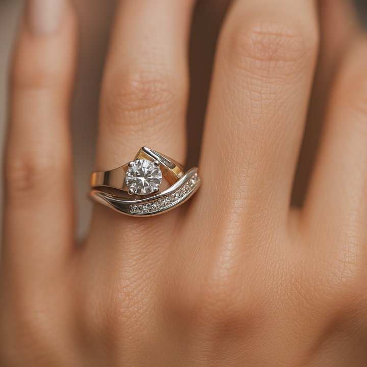 Carla – Bague vintage asymétrique en or et argent avec zircons