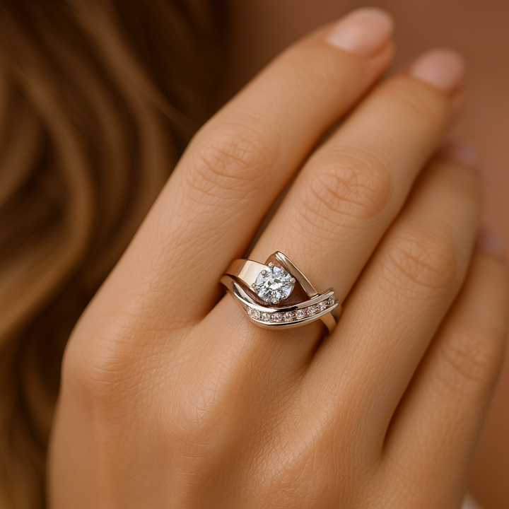 Carla – Bague vintage asymétrique en or et argent avec zircons