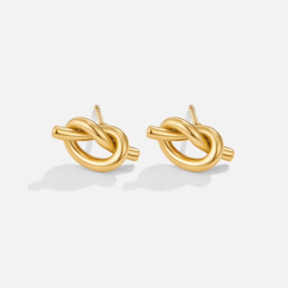 Margaux – Boucles d’oreilles dorées dalla forme tressée.