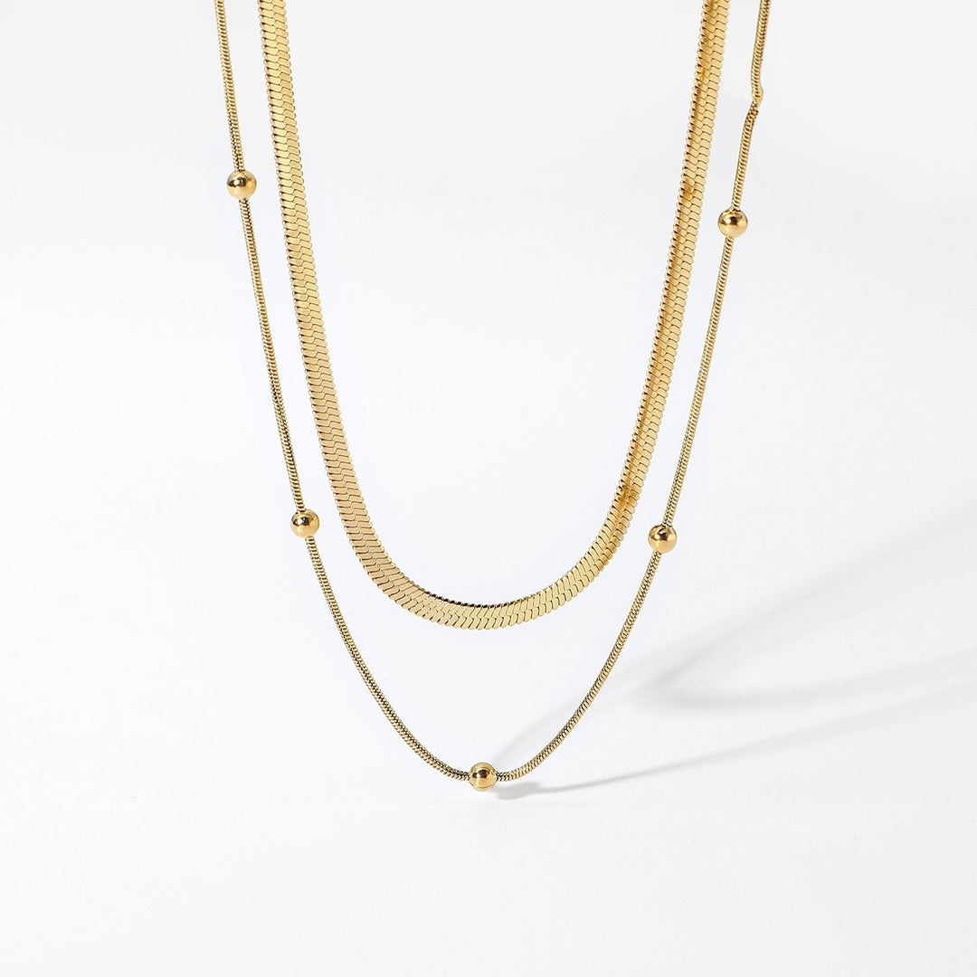 Claire – Un collier simple en or à deux rangs à l’éclat moderne