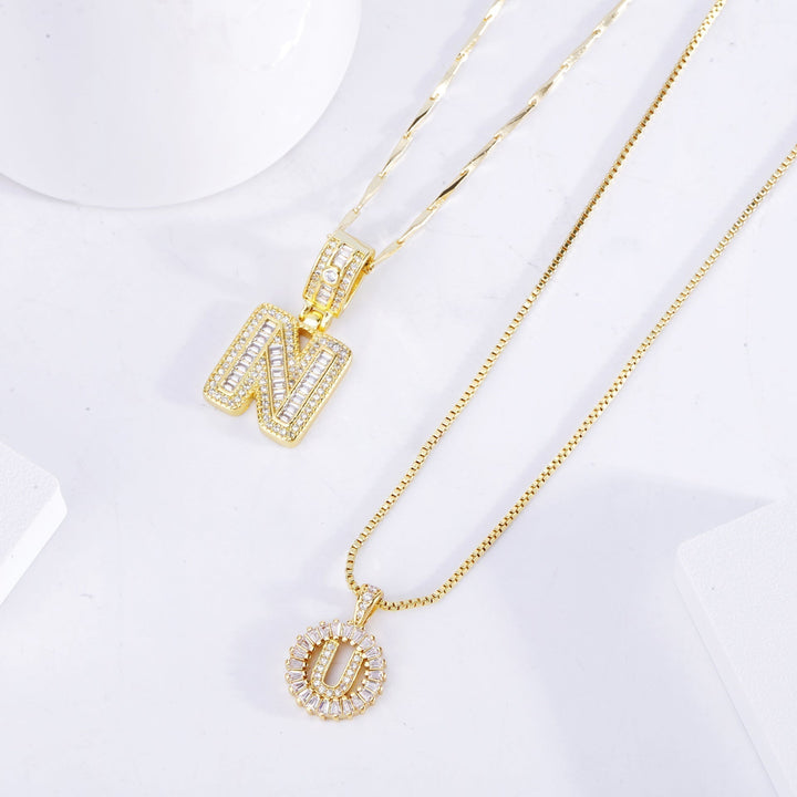 Collier initial en moissanite