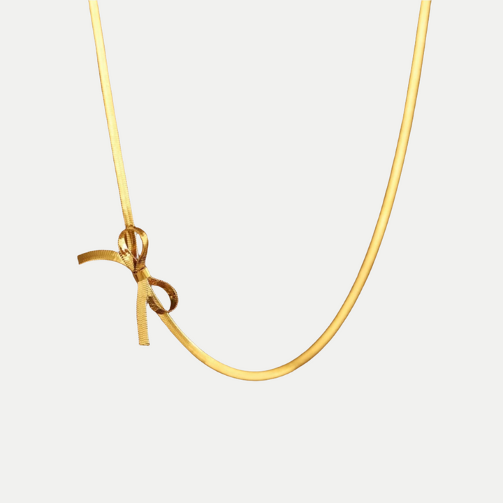 Rébecca – Collier doré avec pendentif en forme d’initiale