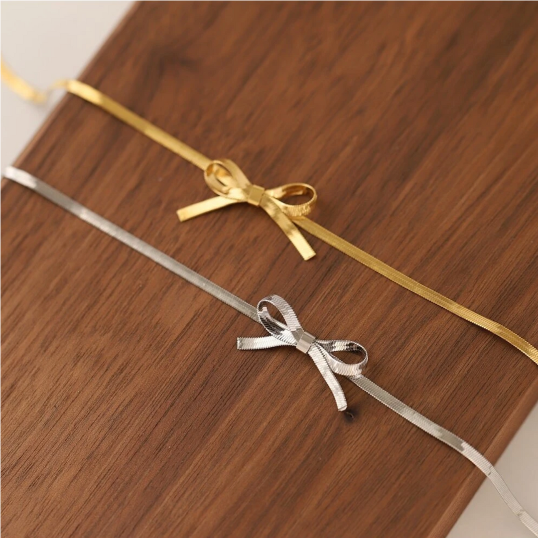 Rébecca – Collier doré avec pendentif en forme d’initiale