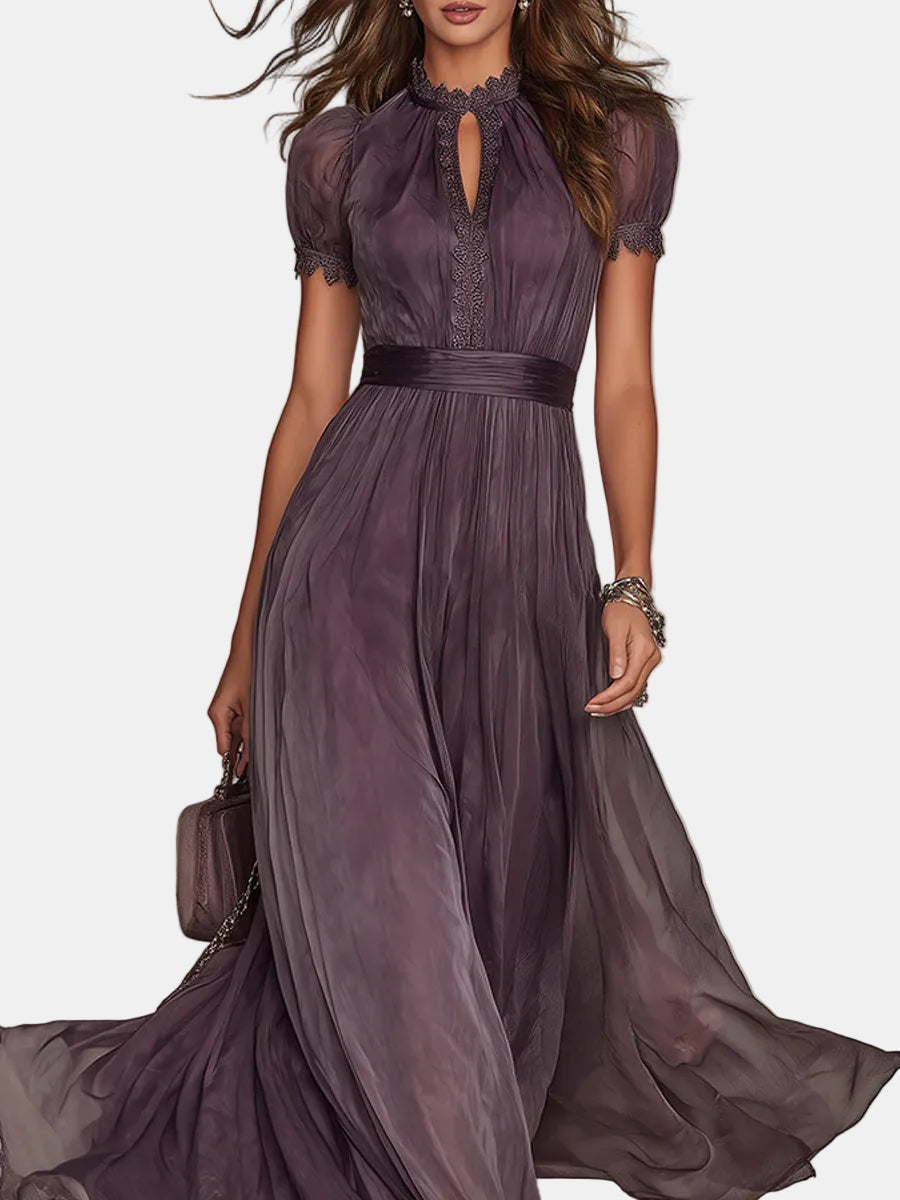 Flavia – Robe longue violette avec décolleté et finitions en dentelle
