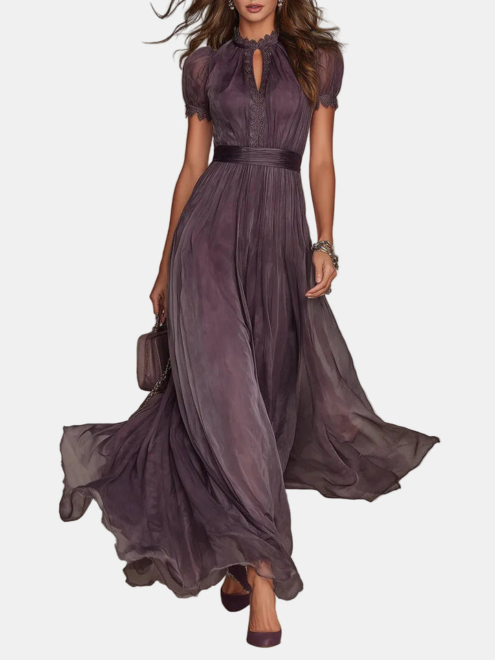 Flavia – Robe longue violette avec décolleté et finitions en dentelle