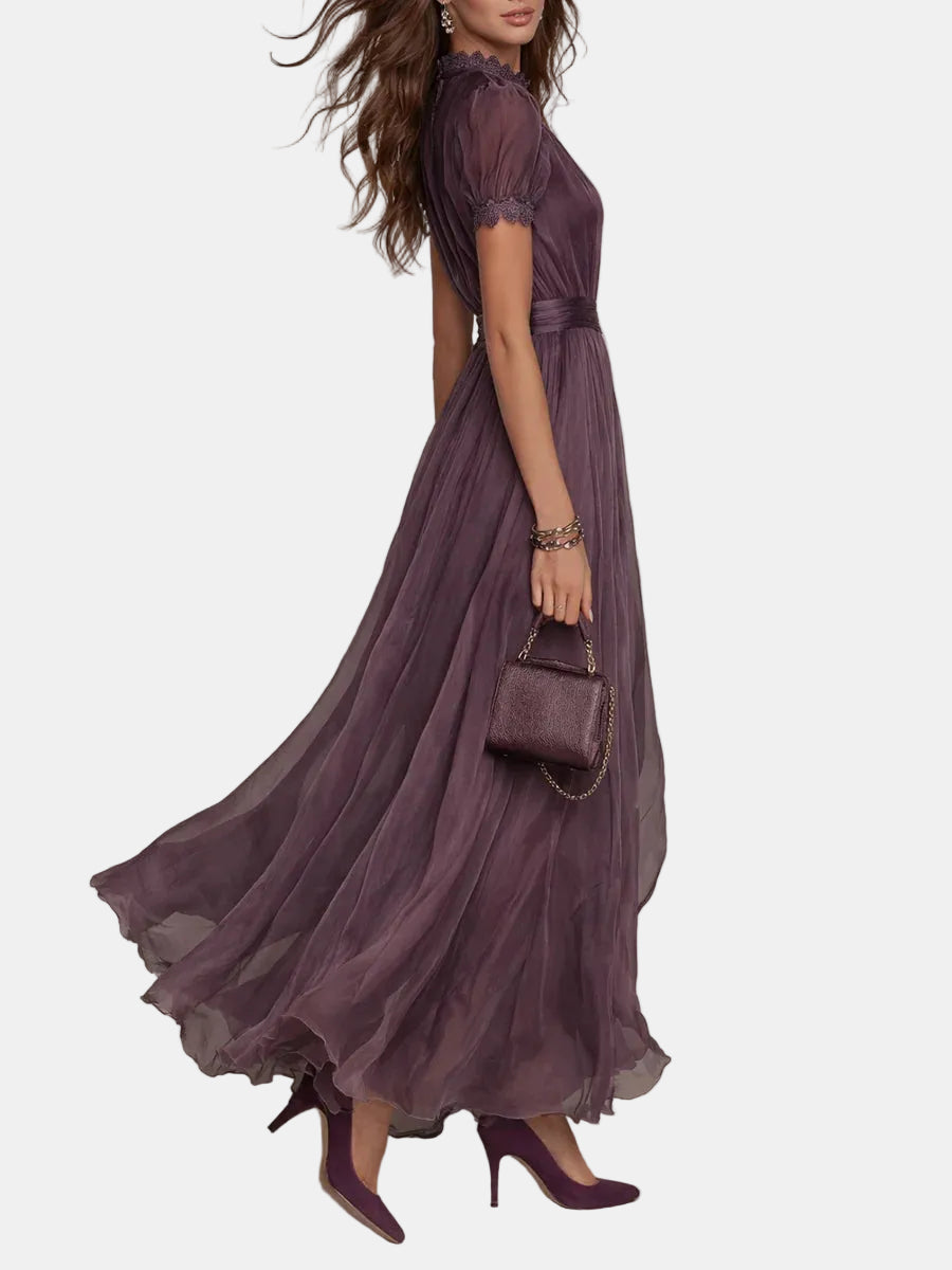 Flavia – Robe longue violette avec décolleté et finitions en dentelle