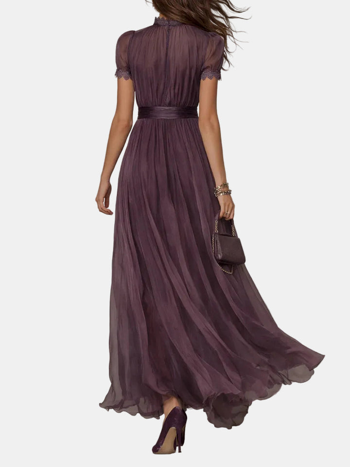 Flavia – Robe longue violette avec décolleté et finitions en dentelle