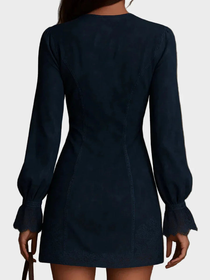 Jasmin – Robe mini en daim bleu avec dentelle