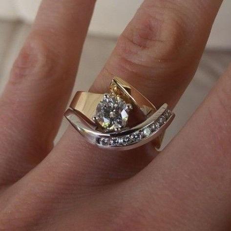 Carla – Bague vintage asymétrique en or et argent avec zircons