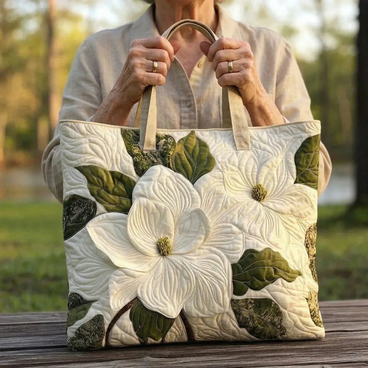 Sac Tote Artisanal Matelassé - Élégante Fleur de Lys Blanche