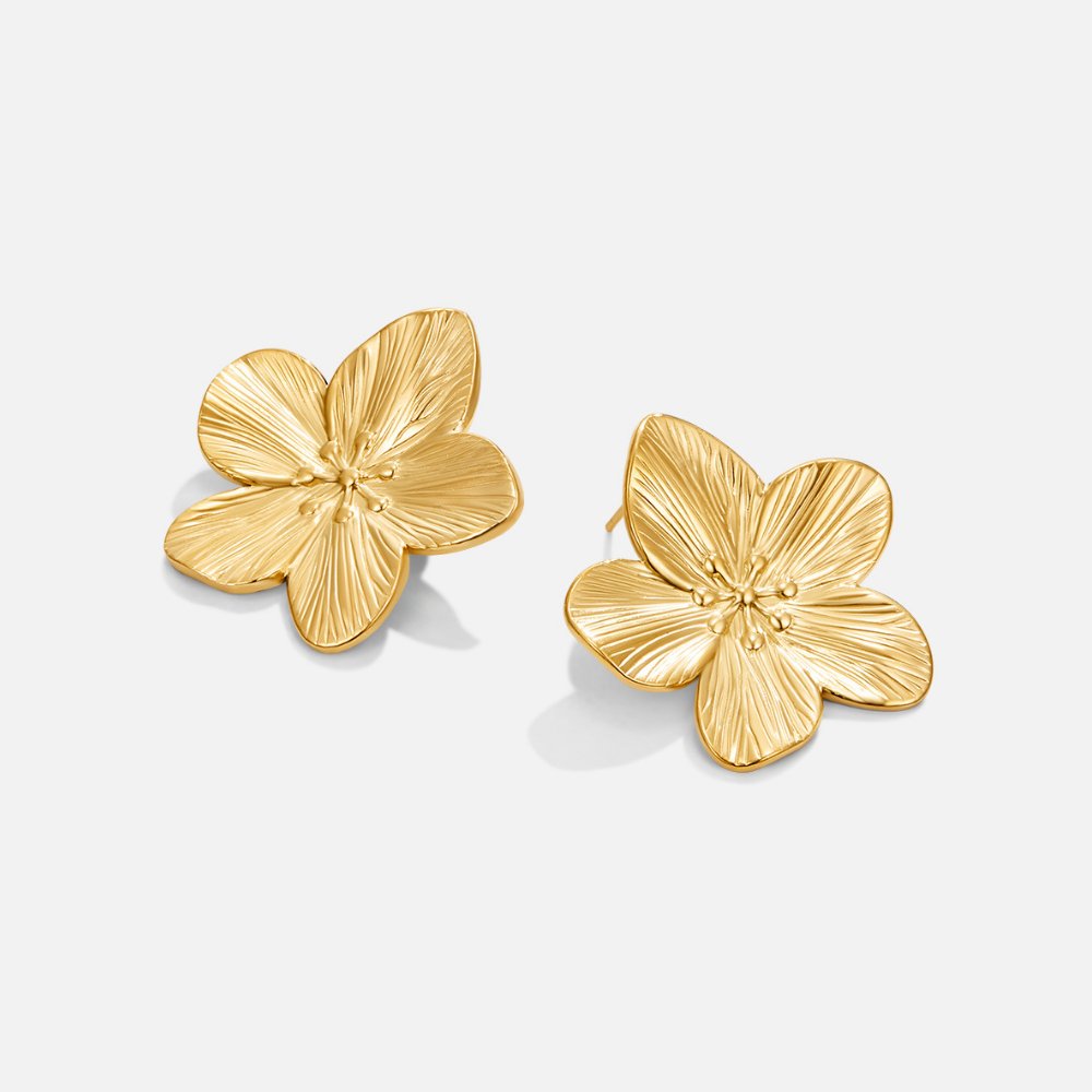 Madeleine – Boucles d’oreilles dorées a forme de fleur.